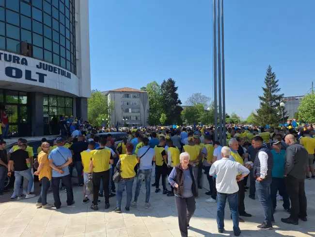 Foto Fostul prefect şi-a lansat candidatura cu oameni aduşi de PNL din judeţ. Minori scoşi la acţiunea ilegală a liberalilor (FOTO&VIDEO)