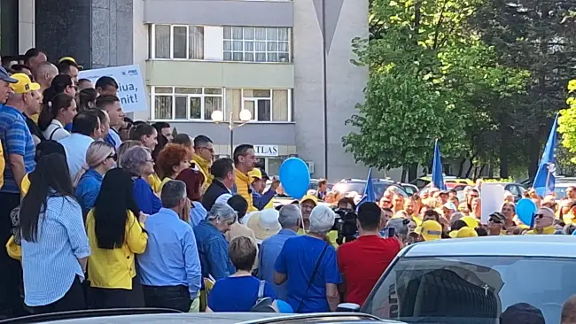 Foto Fostul prefect şi-a lansat candidatura cu oameni aduşi de PNL din judeţ. Minori scoşi la acţiunea ilegală a liberalilor (FOTO&VIDEO)