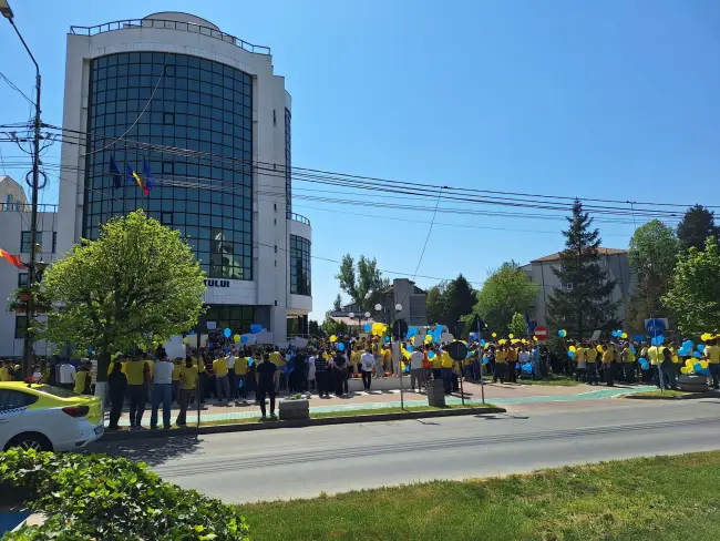 Foto Fostul prefect şi-a lansat candidatura cu oameni aduşi de PNL din judeţ. Minori scoşi la acţiunea ilegală a liberalilor (FOTO&VIDEO)