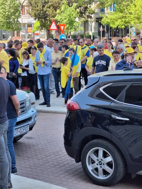 Foto Fostul prefect şi-a lansat candidatura cu oameni aduşi de PNL din judeţ. Minori scoşi la acţiunea ilegală a liberalilor (FOTO&VIDEO)