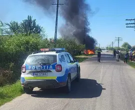 Foto Un autoturism a ars complet, în localitatea Topana