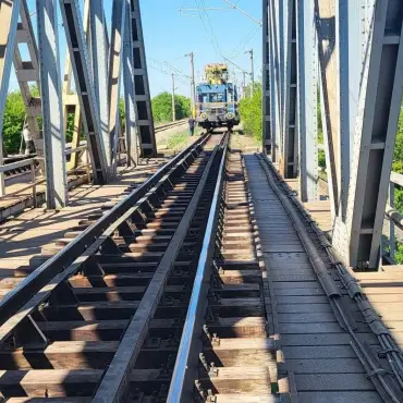 Foto Podul feroviar de peste Olt dintre Drăgăneşti-Olt şi Fărcaşele a intrat în reabilitare