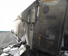 Foto Un autocamion a luat foc pe Drumul Expres, în zona localităţii Coloneşti   