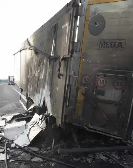 Foto Un autocamion a luat foc pe Drumul Expres, în zona localităţii Coloneşti   