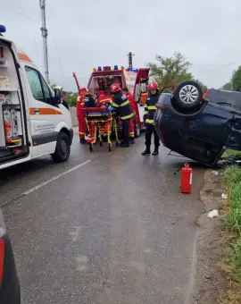Foto Accident cu două maşini implicate, la Movileni. O femeie şi un copil au fost răniţi (FOTO)