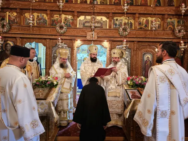 Foto FOTO. Părintele Nicolae Bălăşoiu, duhovnicul Mănăstirii Clocociov, ridicat la rang de Arhimandrit