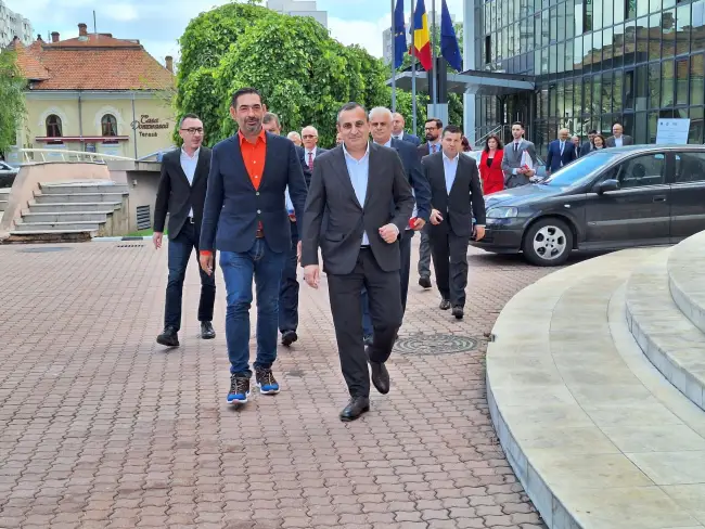 Foto FOTO. Marius Oprescu şi echipa PSD Olt şi-au depus candidaturile pentru noul mandat