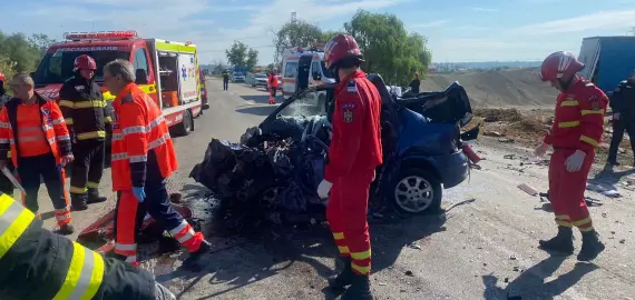 Foto Grav accident pe DN 65, la ieşirea din Slatina spre Craiova. Impact violent între un TIR şi un autoturism. Traficul este blocat