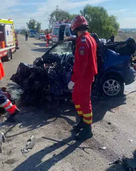 Foto Grav accident pe DN 65, la ieşirea din Slatina spre Craiova. Impact violent între un TIR şi un autoturism. Traficul este blocat