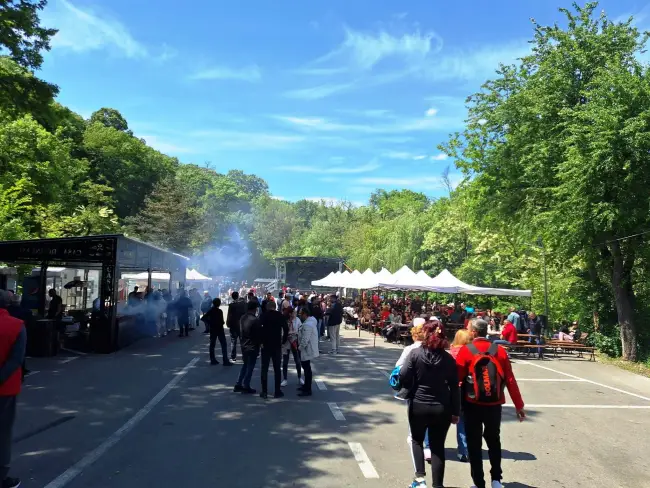 Foto 1 Mai, la Pădurea Strehareţi. Slătinenii au venit cu mic cu mare în zona de agrement de la marginea oraşului (FOTO)