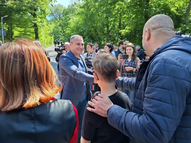 Foto 1 Mai, la Pădurea Strehareţi. Slătinenii au venit cu mic cu mare în zona de agrement de la marginea oraşului (FOTO)