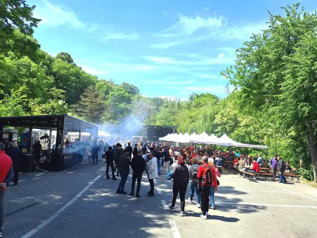 Foto 1 Mai, la Pădurea Strehareţi. Slătinenii au venit cu mic cu mare în zona de agrement de la marginea oraşului (FOTO)