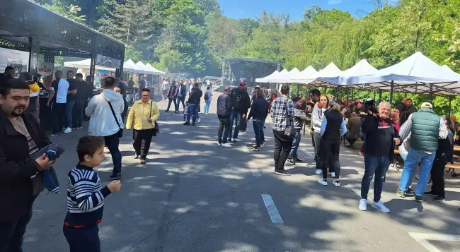 Foto 1 Mai, la Pădurea Strehareţi. Slătinenii au venit cu mic cu mare în zona de agrement de la marginea oraşului (FOTO)