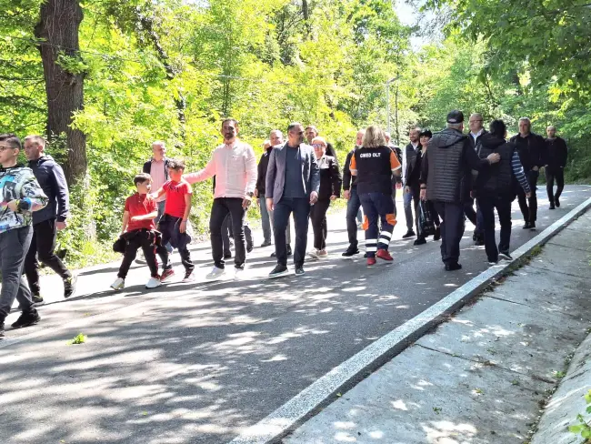 Foto 1 Mai, la Pădurea Strehareţi. Slătinenii au venit cu mic cu mare în zona de agrement de la marginea oraşului (FOTO)