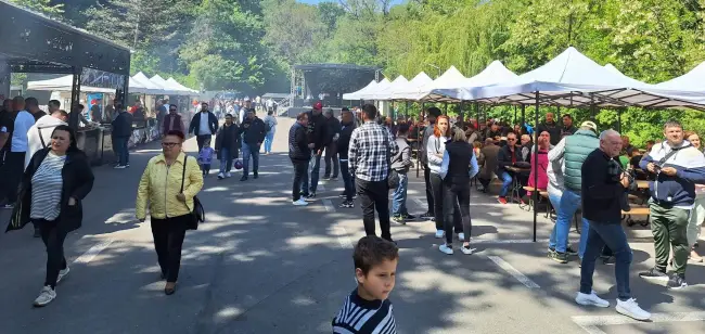 Foto 1 Mai, la Pădurea Strehareţi. Slătinenii au venit cu mic cu mare în zona de agrement de la marginea oraşului (FOTO)
