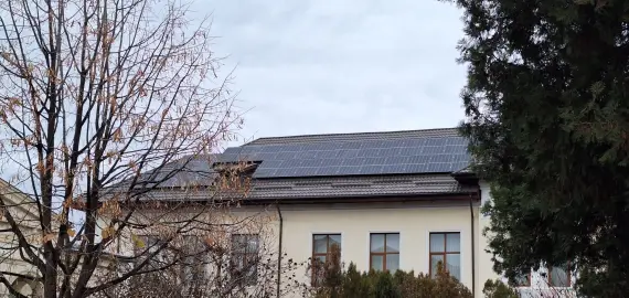 Foto Primăria Slatina instalează panouri fotovoltaice pe încă şapte şcoli şi grădiniţe din municipiu