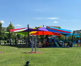 Foto Locurile de joacă din Parcul Tineretului Slatina, protejate de soare. Ce investiţie a făcut Primăria (FOTO)