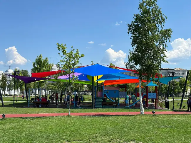 Foto Locurile de joacă din Parcul Tineretului Slatina, protejate de soare. Ce investiţie a făcut Primăria (FOTO)