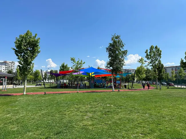 Foto Locurile de joacă din Parcul Tineretului Slatina, protejate de soare. Ce investiţie a făcut Primăria (FOTO)