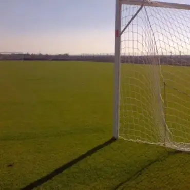 Foto Cum se realizează un teren de sport cu suprafață de joc iarbă?