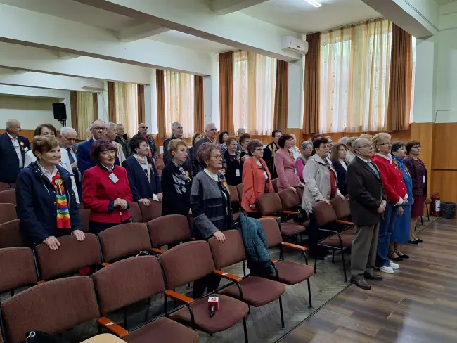 Foto Moment emoţionant la CN „Ion Minulescu” Slatina. Promoţia 1974, revedere după 50 de ani de la absolvire (FOTO)