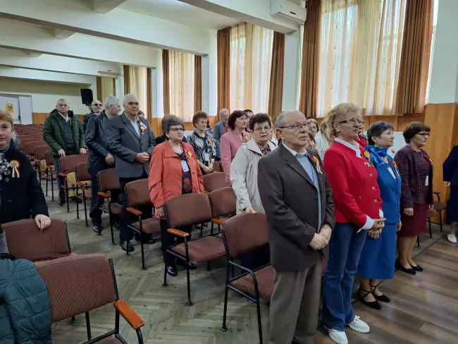 Foto Moment emoţionant la CN „Ion Minulescu” Slatina. Promoţia 1974, revedere după 50 de ani de la absolvire (FOTO)