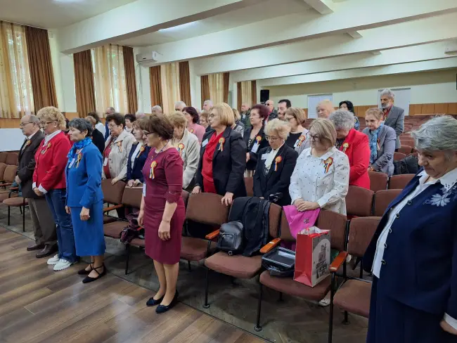 Foto Moment emoţionant la CN „Ion Minulescu” Slatina. Promoţia 1974, revedere după 50 de ani de la absolvire (FOTO)