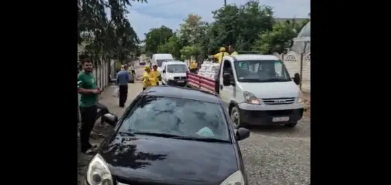 Foto Mită electorală la Ianca. PNL a împărţit pachete de alimente, cu camionul (VIDEO)