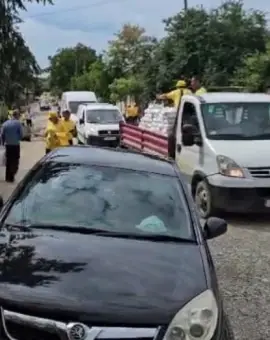 Foto Mită electorală la Ianca. PNL a împărţit pachete de alimente, cu camionul (VIDEO)
