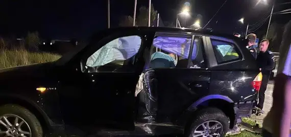 Foto Maşină distrusă, după ce doi tineri s-au şicanat în trafic, pe strada Drăgăneşti