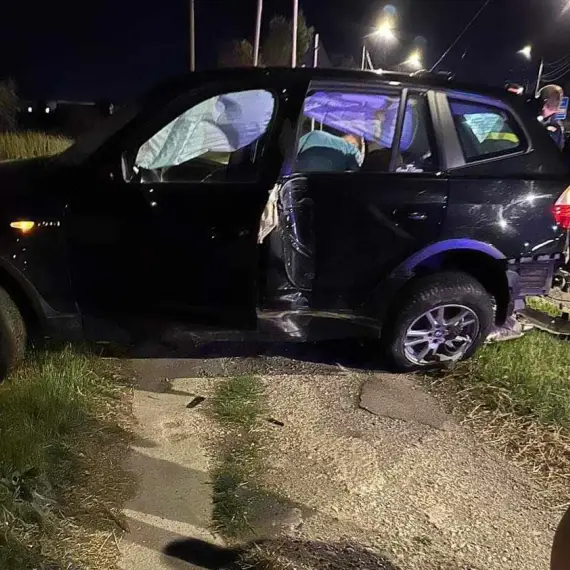 Foto Maşină distrusă, după ce doi tineri s-au şicanat în trafic, pe strada Drăgăneşti