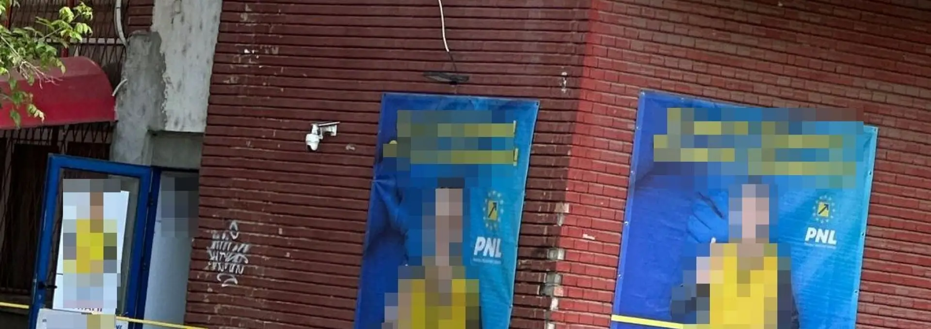 Foto Candidatul PNL la Primaria Slatina încalcă legea electorală. Pus de Biroul Electoral să dea jos de pe sediu bannerele ilegale şi amendat