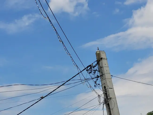 Foto Situaţie tragicomică, la Brebeni: Primăria a instalat, în 2022, ghirlande luminoase deasupra străzilor din localitate şi nu le-a mai dat jos niciodată (FOTO)