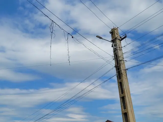 Foto Situaţie tragicomică, la Brebeni: Primăria a instalat, în 2022, ghirlande luminoase deasupra străzilor din localitate şi nu le-a mai dat jos niciodată (FOTO)