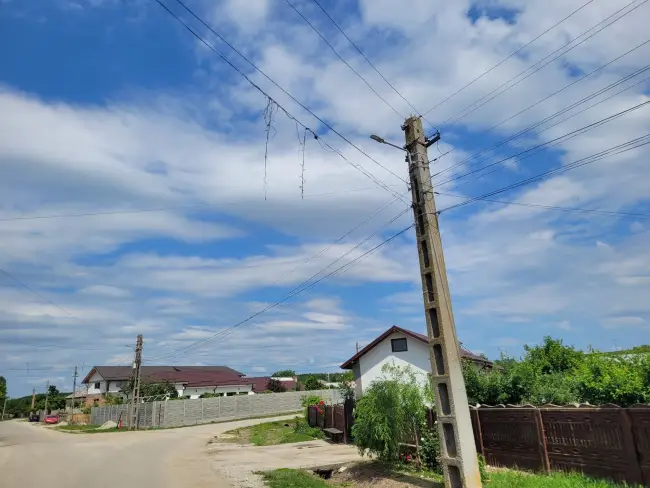 Foto Situaţie tragicomică, la Brebeni: Primăria a instalat, în 2022, ghirlande luminoase deasupra străzilor din localitate şi nu le-a mai dat jos niciodată (FOTO)