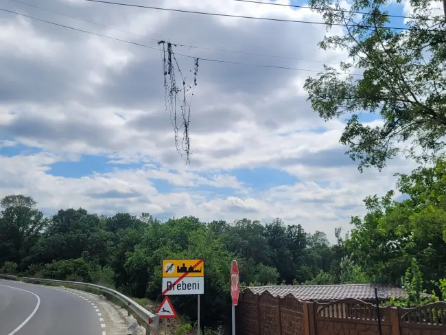 Foto Situaţie tragicomică, la Brebeni: Primăria a instalat, în 2022, ghirlande luminoase deasupra străzilor din localitate şi nu le-a mai dat jos niciodată (FOTO)