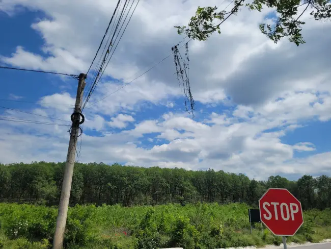 Foto Situaţie tragicomică, la Brebeni: Primăria a instalat, în 2022, ghirlande luminoase deasupra străzilor din localitate şi nu le-a mai dat jos niciodată (FOTO)