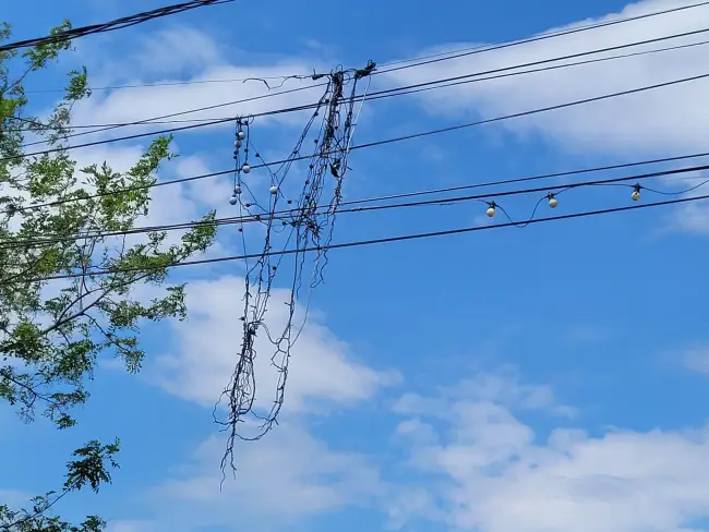 Foto Situaţie tragicomică, la Brebeni: Primăria a instalat, în 2022, ghirlande luminoase deasupra străzilor din localitate şi nu le-a mai dat jos niciodată (FOTO)