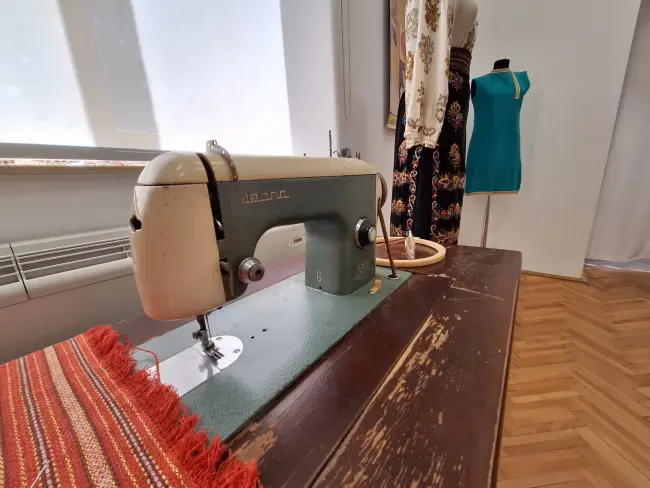 Foto Călătorie în timp prin moda comunistă: Expoziție la Muzeul Județean Olt (FOTO)