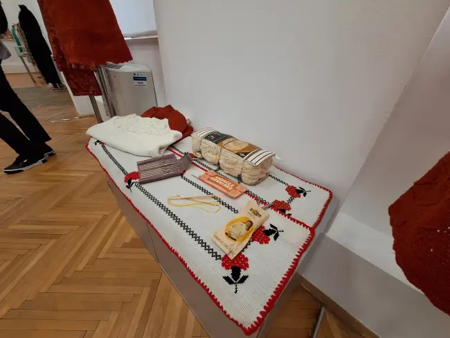 Foto Călătorie în timp prin moda comunistă: Expoziție la Muzeul Județean Olt (FOTO)