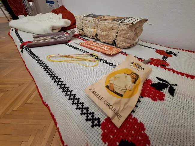 Foto Călătorie în timp prin moda comunistă: Expoziție la Muzeul Județean Olt (FOTO)