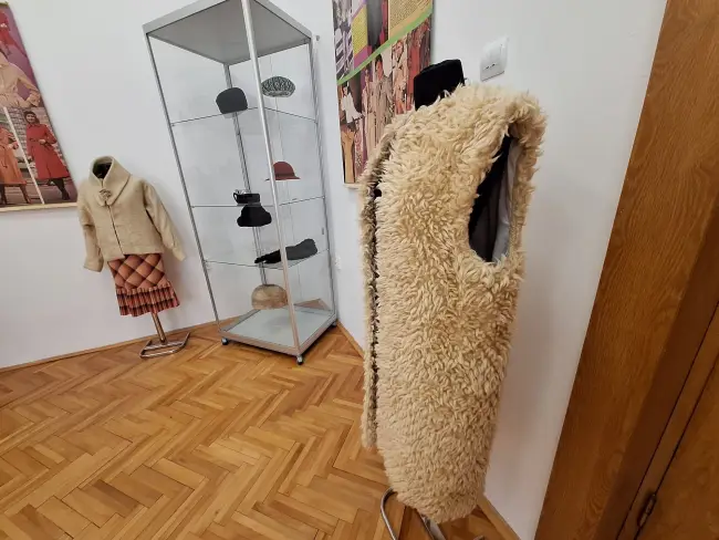 Foto Călătorie în timp prin moda comunistă: Expoziție la Muzeul Județean Olt (FOTO)