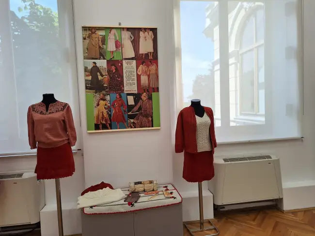 Foto Călătorie în timp prin moda comunistă: Expoziție la Muzeul Județean Olt (FOTO)