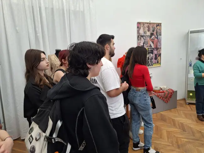 Foto Călătorie în timp prin moda comunistă: Expoziție la Muzeul Județean Olt (FOTO)