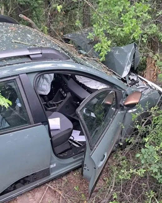 Foto Accident în Slatina, pe strada Basarabilor. Un bărbat de 37 de ani a fost rănit, după ce a intrat într-un copac
