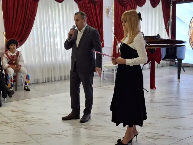 Foto Pian donat Liceului „Nicolae Titulescu” din Slatina, în cadrul Galei Excelenţei în Artă, organizată de ASCAR, Alro şi CJ Olt (FOTO)