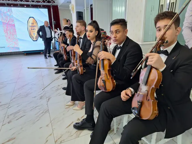 Foto Pian donat Liceului „Nicolae Titulescu” din Slatina, în cadrul Galei Excelenţei în Artă, organizată de ASCAR, Alro şi CJ Olt (FOTO)