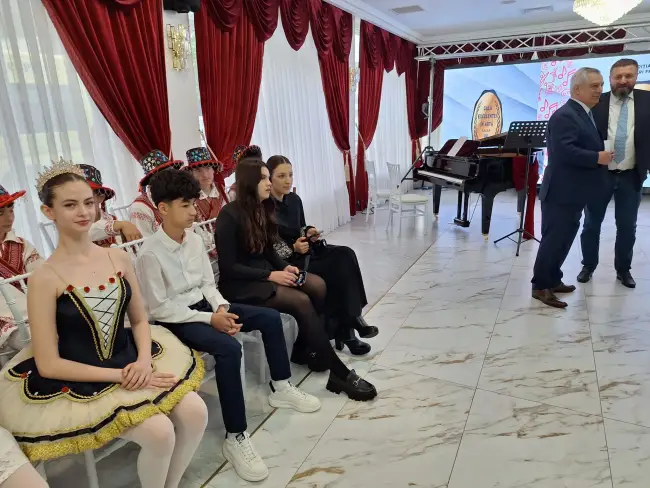 Foto Pian donat Liceului „Nicolae Titulescu” din Slatina, în cadrul Galei Excelenţei în Artă, organizată de ASCAR, Alro şi CJ Olt (FOTO)