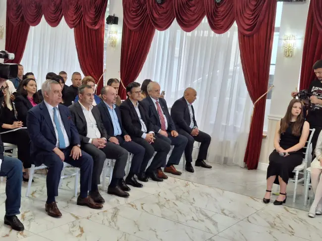 Foto Pian donat Liceului „Nicolae Titulescu” din Slatina, în cadrul Galei Excelenţei în Artă, organizată de ASCAR, Alro şi CJ Olt (FOTO)