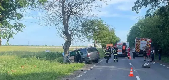 Foto Accident cu trei maşini implicate la Deveselu. Patru persoane au ajuns la spital